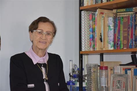 İ­z­m­i­r­­d­e­ ­9­2­ ­y­a­ş­ı­n­d­a­k­i­ ­k­a­d­ı­n­ ­k­ü­t­ü­p­h­a­n­e­ ­k­u­r­d­u­